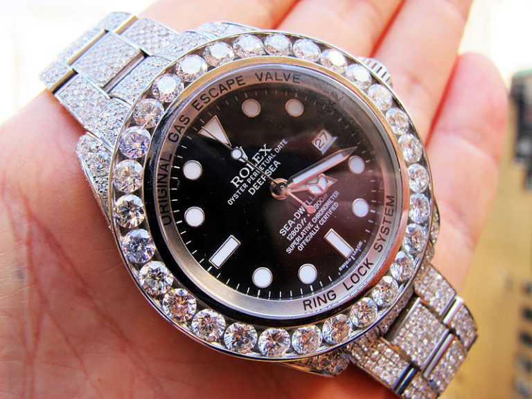 Comment reconnaître une vraie montre Rolex ? La fille aux chaussures